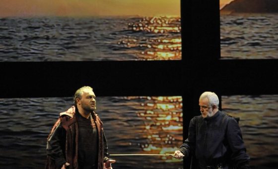 Simon Boccanegra- Teatro La Fenice di Venezia, 2014- Giacomo Prestia as Fiesco finale con piazzola sfondo mare