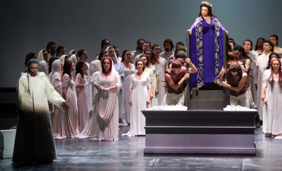 Giacomo Prestia nella Norma di Bari con coro e soprano