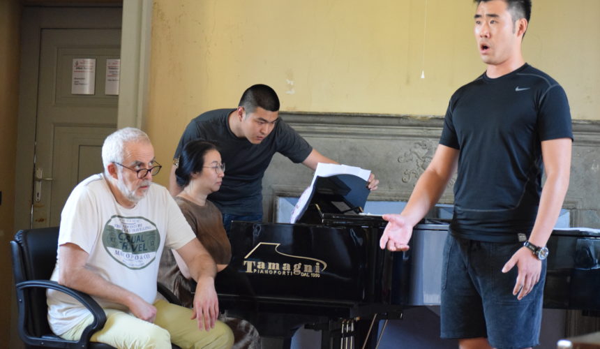 studiando tutti assieme accanto al pianoforte